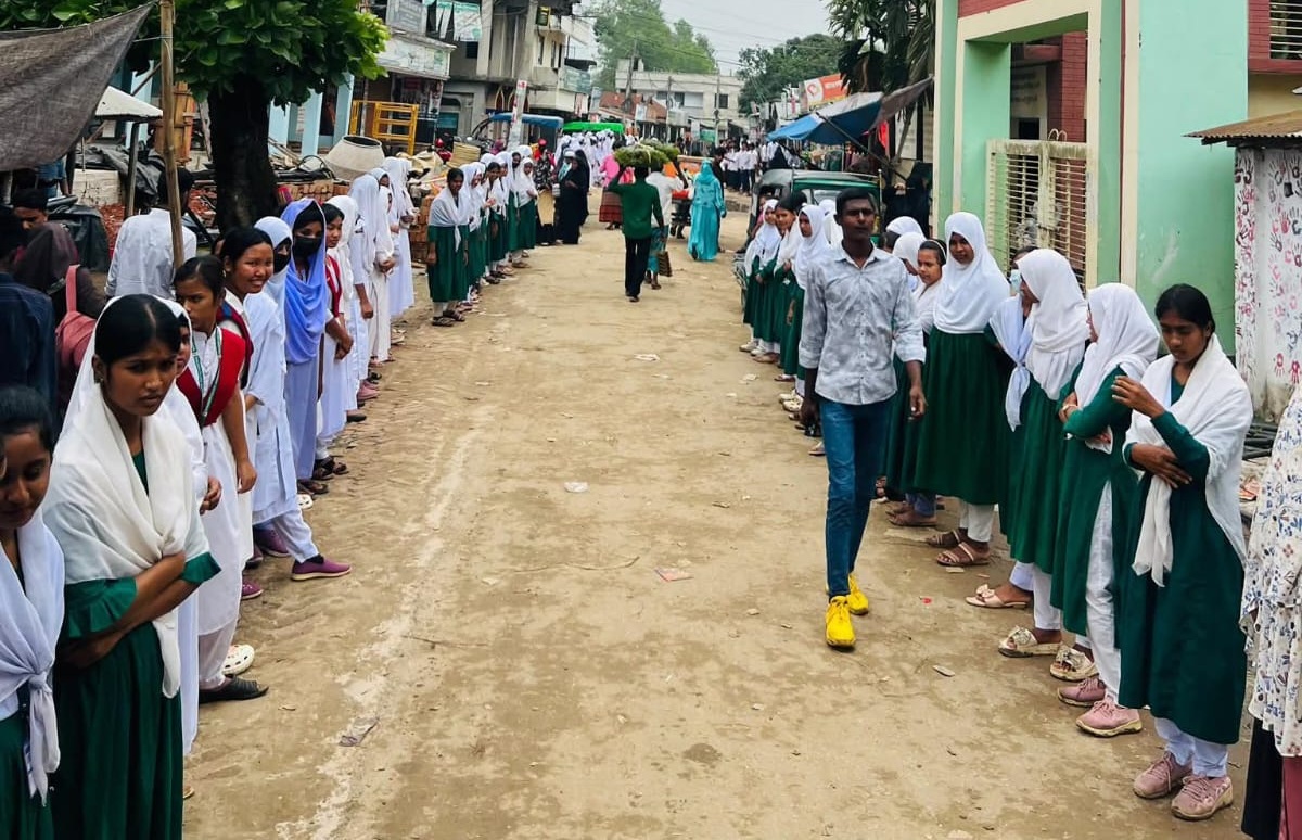 মধুপুরের শালবন রক্ষায় সচেতন নাগরিক কমিটির ব্যানারে মানববন্ধন কর্মসূচি